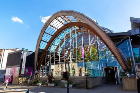 Téléchargez les photos : SHEFFIELD, Royaume-Uni - 16 JUIN 2022 : Winter Garden - L'une des plus grandes serres tempérées de Sheffield, Yorkshire du Sud, Royaume-Uni - en image libre de droit