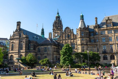 Téléchargez les photos : SHEFFIELD, Royaume-Uni - 16 JUIN 2022 : Hôtel de Ville de Sheffield et Jardins de la Paix par une journée ensoleillée d'été à Sheffield, Yorkshire du Sud, Royaume-Uni - en image libre de droit
