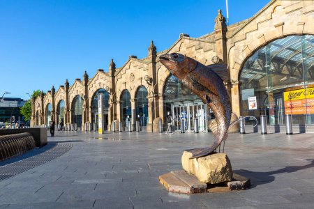 Foto de SHEFFIELD, Reino Unido - 16 de junio de 2022: Escultura Salmón de acero frente a la estación de tren de Sheffield en un soleado día de verano en Sheffield, Yorkshire del Sur, Reino Unido - Imagen libre de derechos