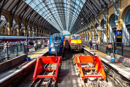 Foto de LONDRES, REINO UNIDO - 26 DE JUNIO DE 2022: Tren en la plataforma de Kings Cross Station en Londres, Inglaterra, Reino Unido - Imagen libre de derechos