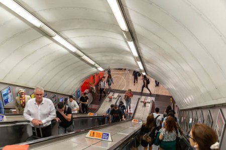 Foto de LONDRES, EL REINO UNIDO - 26 DE JUNIO DE 2022: Escalera mecánica en la estación de metro de Londres en Londres, Inglaterra, Reino Unido - Imagen libre de derechos