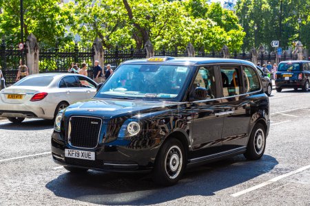 Foto de LONDRES, EL REINO UNIDO - 26 DE JUNIO DE 2022: Londres taxi (Black Cab) en Londres en un día de verano, Inglaterra, Reino Unido - Imagen libre de derechos