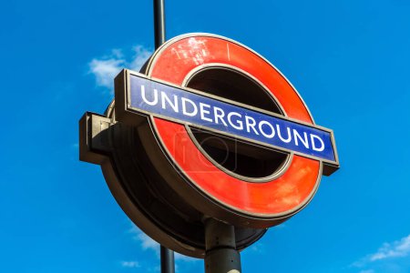 Téléchargez les photos : LONDRES, Royaume-Uni - 17 JUIN 2022 : Panneau souterrain de Londres en plein air par une journée ensoleillée d'été à Londres, Royaume-Uni - en image libre de droit
