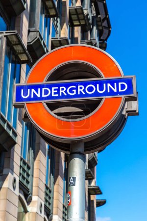Foto de LONDRES, Reino Unido - 17 de junio de 2022: Letrero subterráneo de Londres al aire libre en un soleado día de verano en Londres, Reino Unido - Imagen libre de derechos