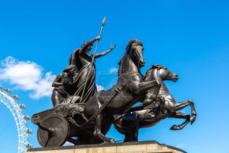 Téléchargez les photos : LONDRES, ROYAUME-UNI - 17 JUIN 2022 : Statue de la rébellion de Boudiccan près du pont Westminster par une belle journée d'été à Londres, Royaume-Uni - en image libre de droit