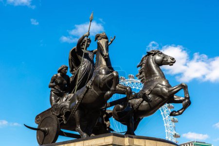 Foto de LONDRES, Reino Unido - 17 de junio de 2022: Estatua de la rebelión de Boudiccan junto al puente de Westminster en un soleado día de verano en Londres, Reino Unido - Imagen libre de derechos