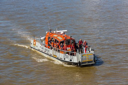 Foto de LONDRES, Reino Unido - 17 de junio de 2022: Bote de rescate contra incendios en el río Támesis en un soleado día de verano en Londres, Reino Unido - Imagen libre de derechos