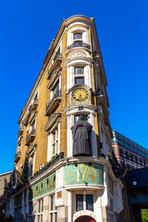Téléchargez les photos : LONDRES, ROYAUME-UNI - 17 JUIN 2022 : Le Black friar Pub - ancien pub traditionnel par une belle journée d'été à Londres, Royaume-Uni - en image libre de droit