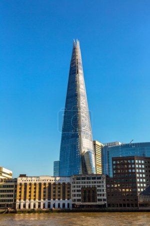 Foto de LONDRES, Reino Unido - 17 de junio de 2022: El rascacielos Shard al atardecer en Londres, Reino Unido - Imagen libre de derechos
