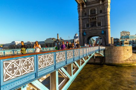 Foto de LONDRES, Reino Unido - 17 de junio de 2022: El histórico Tower Bridge en Londres al atardecer, Reino Unido - Imagen libre de derechos