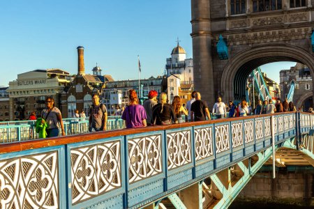 Téléchargez les photos : LONDRES, RU - 17 JUIN 2022 : Le Tower Bridge historique à Londres au coucher du soleil, RU - en image libre de droit