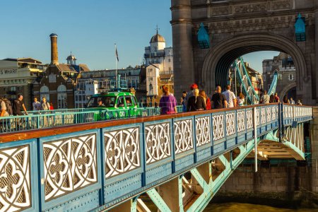 Foto de LONDRES, Reino Unido - 17 de junio de 2022: El histórico Tower Bridge en Londres al atardecer, Reino Unido - Imagen libre de derechos