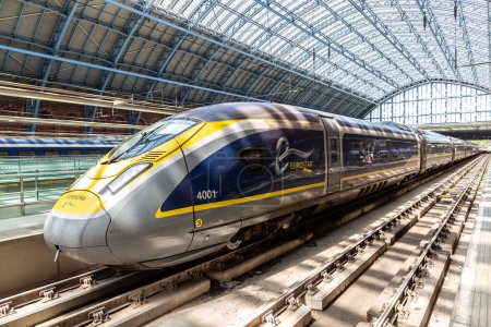 Téléchargez les photos : LONDRES, ROYAUME-UNI - 17 JUIN 2022 : Moderne Le train à grande vitesse Eurostar relie Paris Gare du Nord et la gare de Londres St. Pancras à Londres, Royaume-Uni - en image libre de droit