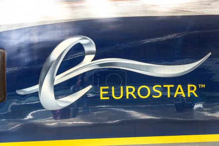 Foto de LONDRES, Reino Unido - 17 de junio de 2022: Logotipo de Eurostar en un tren bala de alta velocidad Eurostar en la estación de St. Pancras en Londres, Reino Unido - Imagen libre de derechos
