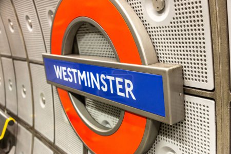 Foto de LONDRES, REINO UNIDO - 26 DE JUNIO DE 2022: Una señal de la estación de metro de Westminster en Londres, Inglaterra - Imagen libre de derechos