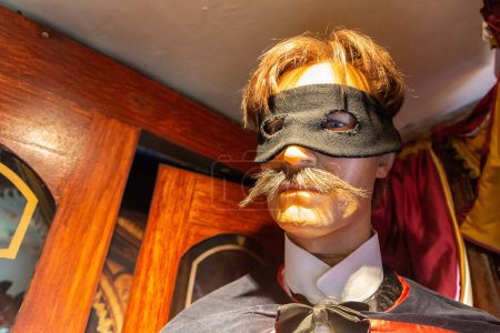 Téléchargez les photos : LONDRES, ROYAUME-UNI - 26 JUIN 2022 : Figures de cire dans le Sherlock Holmes Museum dans le style victorien à Baker Street à Londres, Angleterre, Royaume-Uni - en image libre de droit
