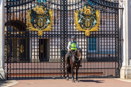 Foto de LONDRES, Reino Unido - 17 de junio de 2022: Policía montada metropolitana patrullando el cambio de guardia frente al Palacio de Buckingham en Londres en un soleado día de verano, Reino Unido - Imagen libre de derechos