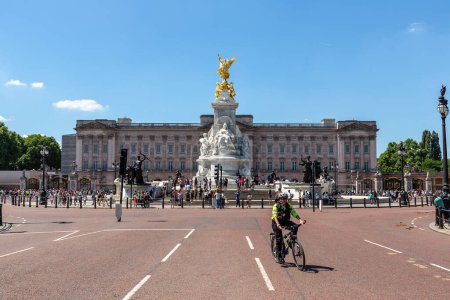 Téléchargez les photos : LONDRES, ROYAUME-UNI - 17 JUIN 2022 : La rue Mall et Victoria Memorial et Buckingham Palace à Londres par une journée d'été ensoleillée, Royaume-Uni - en image libre de droit