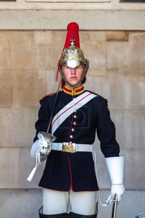 Téléchargez les photos : LONDRES, Royaume-Uni - 17 JUIN 2022 : Royal Horse Guards au musée de la cavalerie domestique à Londres par une journée ensoleillée d'été, Royaume-Uni - en image libre de droit