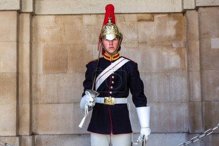 Téléchargez les photos : LONDRES, Royaume-Uni - 17 JUIN 2022 : Royal Horse Guards au musée de la cavalerie domestique à Londres par une journée ensoleillée d'été, Royaume-Uni - en image libre de droit