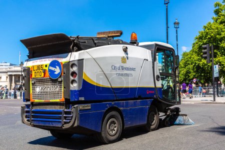 Téléchargez les photos : LONDRES, Royaume-Uni - 17 JUIN 2022 : Véhicule de nettoyage des rues travaillant dans une rue de Londres par une journée ensoleillée d'été, Royaume-Uni - en image libre de droit