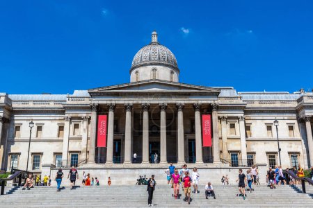 Téléchargez les photos : LONDRES, ROYAUME-UNI - 26 JUIN 2022 : La National Gallery à Trafalgar Square lors d'une journée d'été à Londres, Angleterre, Royaume-Uni - en image libre de droit