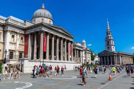 Téléchargez les photos : LONDRES, ROYAUME-UNI - 26 JUIN 2022 : La National Gallery à Trafalgar Square lors d'une journée d'été à Londres, Angleterre, Royaume-Uni - en image libre de droit