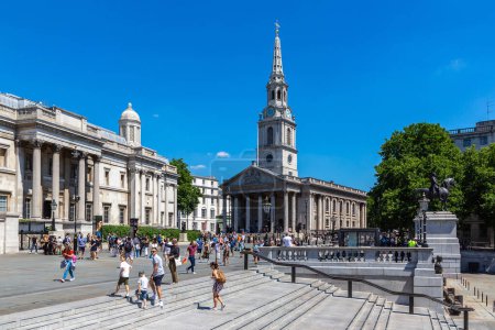 Téléchargez les photos : LONDRES, ROYAUME-UNI - 26 JUIN 2022 : St. Martin in the Fields église à Trafalgar Square par une journée ensoleillée à Londres, Angleterre, Royaume-Uni - en image libre de droit
