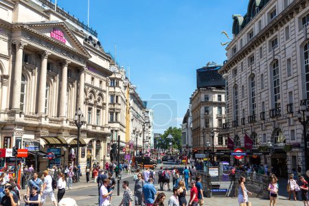 Foto de LONDRES, Reino Unido - 17 de junio de 2022: Personas en el Piccadilly Circus de Londres en un soleado día de verano, Reino Unido - Imagen libre de derechos