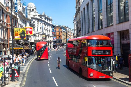 Téléchargez les photos : LONDRES, ROYAUME-UNI - 26 JUIN 2022 : Bus à impériale rouge à Londres par une journée ensoleillée, Angleterre, Royaume-Uni - en image libre de droit