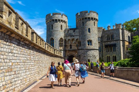 Téléchargez les photos : WINDSOR, Royaume-Uni - 19 JUIN 2022 : Touristes dans la cour du château de Windsor à Windsor par une journée d'été ensoleillée, Royaume-Uni - en image libre de droit