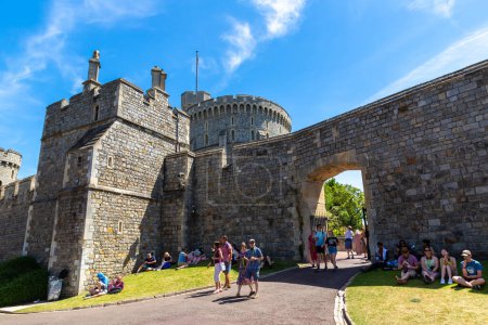 Foto de WINDSOR, Reino Unido - 19 de junio de 2022: Turistas en el patio del Castillo de Windsor en Windsor en un soleado día de verano, Reino Unido - Imagen libre de derechos
