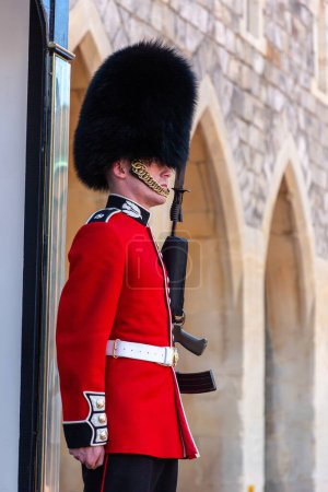 Foto de WINDSOR, Reino Unido - 19 de junio de 2022: Guardia Real de servicio en el Castillo de Windsor en Windsor en un soleado día de verano, Reino Unido - Imagen libre de derechos