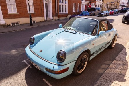 Foto de WINDSOR, Reino Unido - 19 de junio de 2022: Porsche 911 Carrera 4 Cabriolet in Blue en un día soleado en Windsor, Reino Unido - Imagen libre de derechos