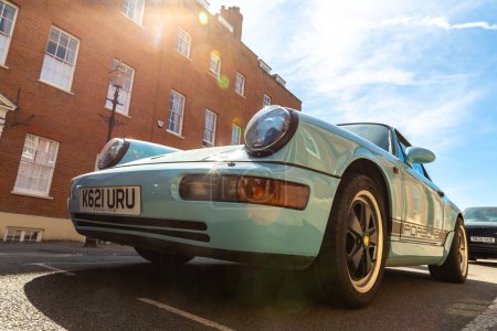 Foto de WINDSOR, Reino Unido - 19 de junio de 2022: Porsche 911 Carrera 4 Cabriolet in Blue en un día soleado en Windsor, Reino Unido - Imagen libre de derechos