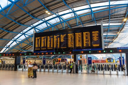 Foto de LONDRES, REINO UNIDO - 26 DE JUNIO DE 2022: Un tablón de anuncios electrónicos en la estación de tren de Waterloo en un día de verano en Londres, Inglaterra, Reino Unido - Imagen libre de derechos
