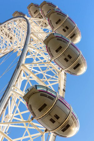Foto de LONDRES, Reino Unido - 17 de junio de 2022: La noria London Eye en un soleado día de verano en Londres, Reino Unido - Imagen libre de derechos