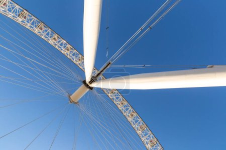 Téléchargez les photos : LONDRES, ROYAUME-UNI - 17 JUIN 2022 : Le London Eye ferris wheel par une belle journée d'été à Londres, Royaume-Uni - en image libre de droit