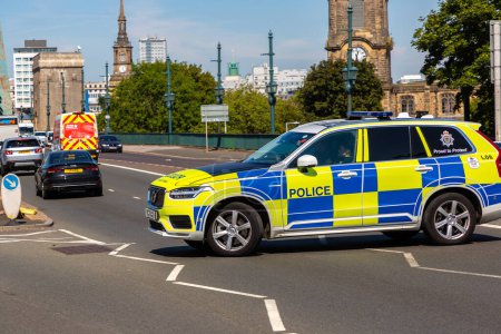 Téléchargez les photos : NEWCASTLE UPON TYNE, Royaume-Uni - 28 JUIN 2022 : Voiture de police britannique à Newcastle upon Tyne par une journée ensoleillée d'été, Royaume-Uni - en image libre de droit