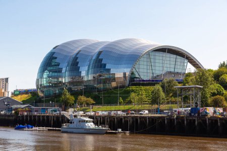 Téléchargez les photos : NEWCASTLE UPON TYNE, Royaume-Uni - 28 JUIN 2022 : Le bâtiment Sage Gateshead à Newcastle upon Tyne par une journée ensoleillée d'été, Royaume-Uni - en image libre de droit
