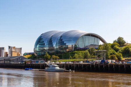 Téléchargez les photos : NEWCASTLE UPON TYNE, Royaume-Uni - 28 JUIN 2022 : Le bâtiment Sage Gateshead à Newcastle upon Tyne par une journée ensoleillée d'été, Royaume-Uni - en image libre de droit