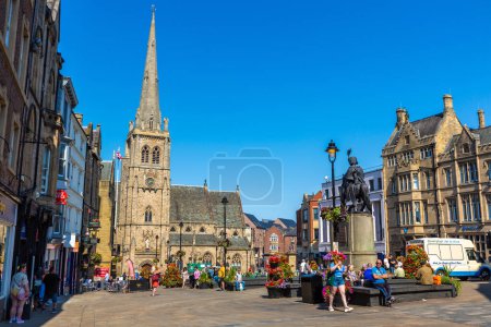 Téléchargez les photos : DURHAM, Royaume-Uni - 28 JUIN 2022 : Eglise St. Nicholas (St. Ni's) à Durham par une journée ensoleillée d'été, Royaume-Uni - en image libre de droit