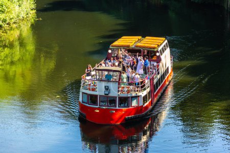 Téléchargez les photos : DURHAM, Royaume-Uni - 28 JUIN 2022 : Croisière fluviale touristique sur la rivière Portez-vous à Durham par une journée ensoleillée d'été, Royaume-Uni - en image libre de droit