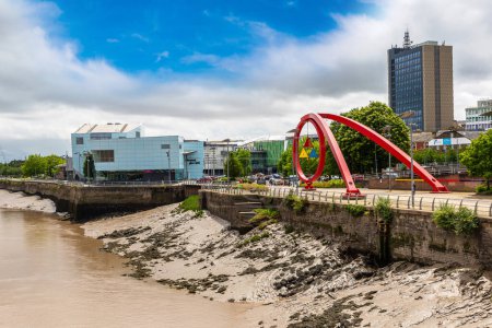 Téléchargez les photos : NEWPORT, Royaume-Uni - 30 JUIN 2022 : remblai de Newport sur la rivière Usk et sculpture "The Wave" lors d'une journée d'été à Newport, Pays de Galles, Royaume-Uni - en image libre de droit