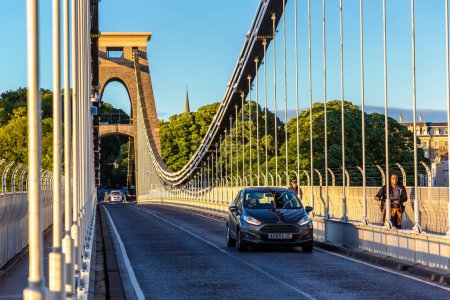 Téléchargez les photos : BRISTOL, Royaume-Uni - 29 JUIN 2022 : Voiture à l'approche du péage au pont suspendu Clifton à Bristol dans une journée d'été, Royaume-Uni - en image libre de droit