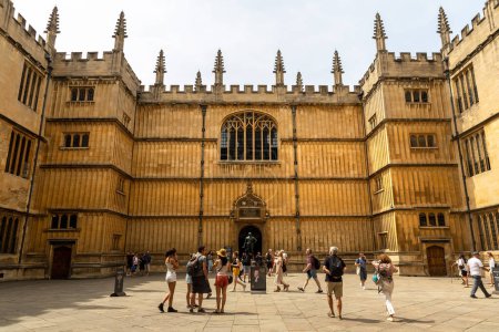 Foto de OXFORD, Reino Unido - 11 de junio de 2022: Bodleian Library - Oxford Main Science Library en Oxford en un día de verano, Reino Unido - Imagen libre de derechos