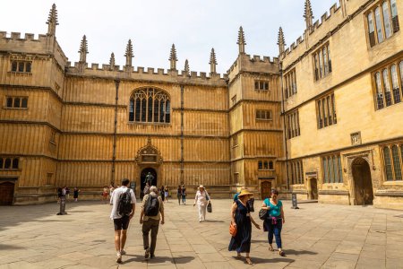 Téléchargez les photos : OXFORD, Royaume-Uni - 11 JUIN 2022 : Bodleian Library - Oxford Main Science Library in a summer day, Royaume-Uni - en image libre de droit