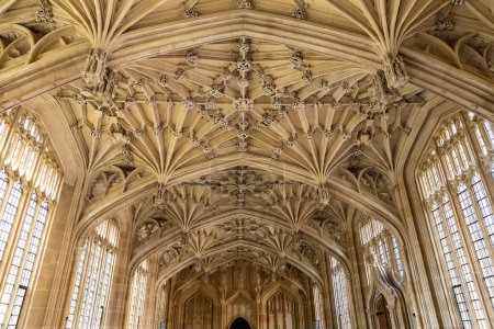 Téléchargez les photos : OXFORD, Royaume-Uni - 11 JUIN 2022 : Vue intérieure de la Divinity School à Oxford, Royaume-Uni - en image libre de droit