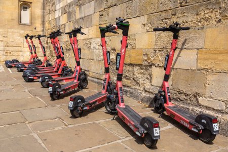 Téléchargez les photos : OXFORD, Royaume-Uni - 11 JUIN 2022 : Scooters électriques partagés à louer par la société VOI dans une rue à Oxford dans une journée d'été, Royaume-Uni - en image libre de droit