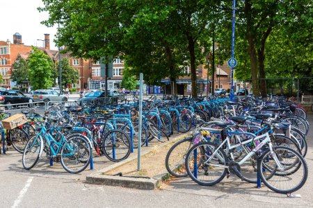 Téléchargez les photos : OXFORD, Royaume-Uni - 11 JUIN 2022 : Parking à vélos près de la gare d'Oxford dans une journée d'été, Royaume-Uni - en image libre de droit